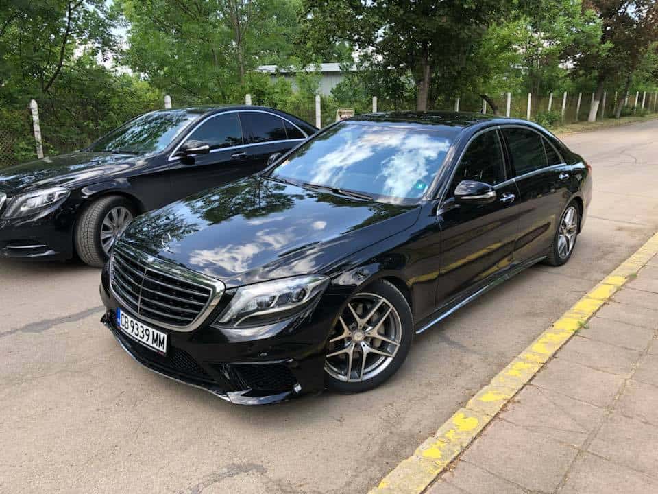Инфинити QX70 луксозен джип под наем, наличен само при нас Червен Мерцедес S клас под наем за абитуриентски бал. Луксозна кола под наем