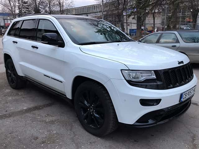 Луксозна бяла лимузина под наем за абитуреитнски бал или сватба Jeep Grand Cherokee под наем за абитуреитнски бал или сватба